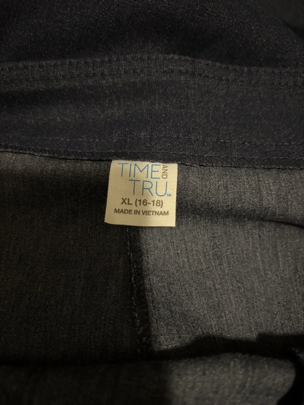Time and Tru Navy pull on Cropped Capris - Picture 5 of 5